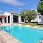 Superbe Avec Piscine Chauffee A Proximite Du Centre Village La Flotte