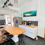 Superbe Avec Piscine Chauffee A Proximite Du Centre Village *