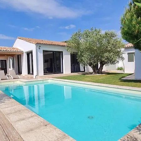 Superbe Avec Piscine Chauffee A Proximite Du Centre Village La Flotte