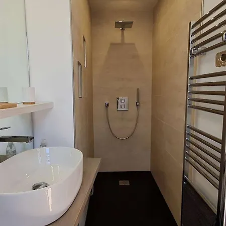 Superbe Avec Piscine Chauffee A Proximite Du Centre Village Villa *