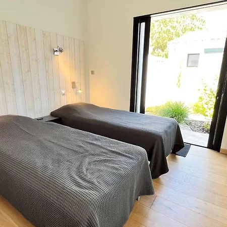 Superbe Avec Piscine Chauffee A Proximite Du Centre Village Villa