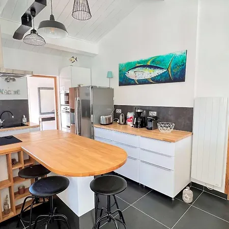 Superbe Avec Piscine Chauffee A Proximite Du Centre Village *