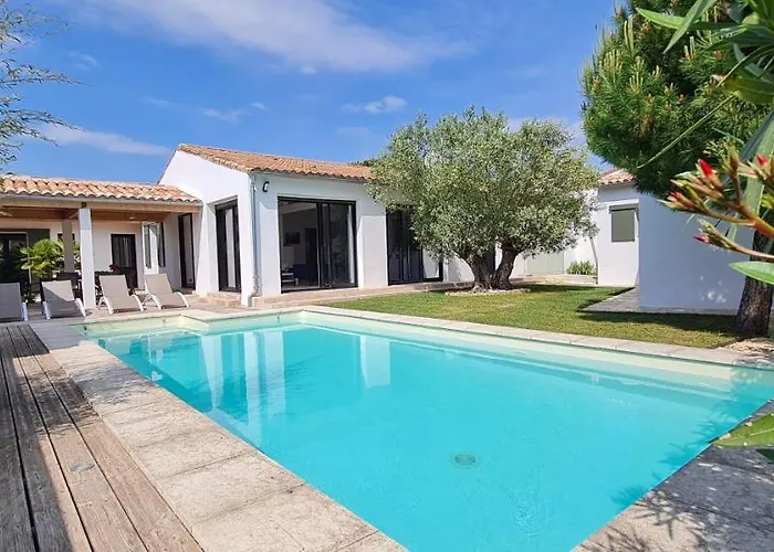 Superbe Avec Piscine Chauffée à Proximité Du Centre Village La Flotte