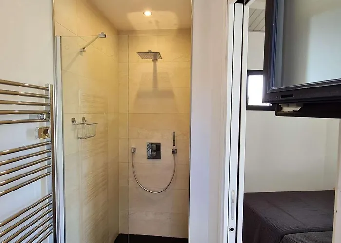 Superbe Avec Piscine Chauffée à Proximité Du Centre Village La Flotte