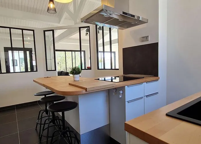 Superbe Avec Piscine Chauffée à Proximité Du Centre Village Villa