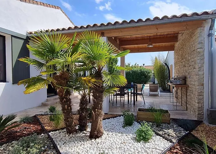 Superbe Avec Piscine Chauffée à Proximité Du Centre Village