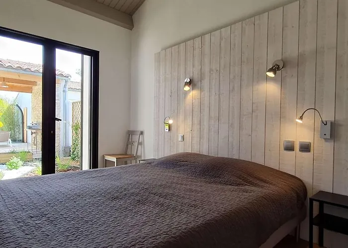 Superbe Avec Piscine Chauffée à Proximité Du Centre Village La Flotte