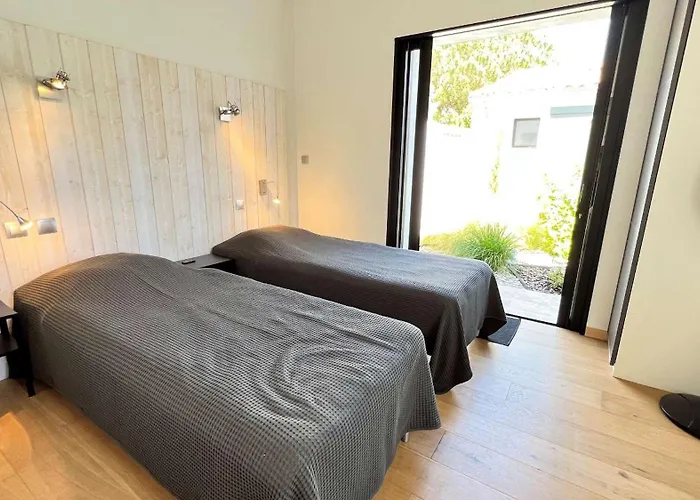 Superbe Avec Piscine Chauffée à Proximité Du Centre Village Villa