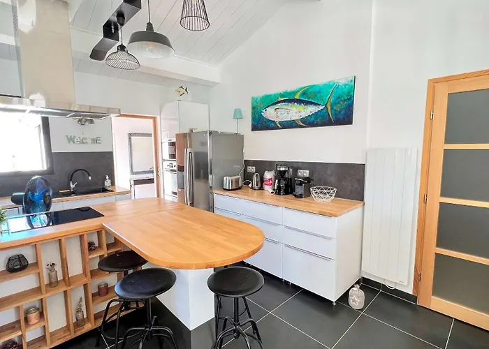 Superbe Avec Piscine Chauffée à Proximité Du Centre Village *