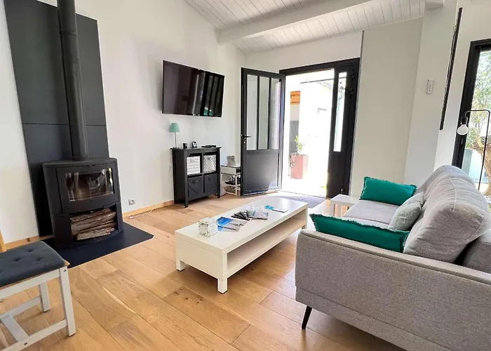 Superbe Avec Piscine Chauffée à Proximité Du Centre Village La Flotte