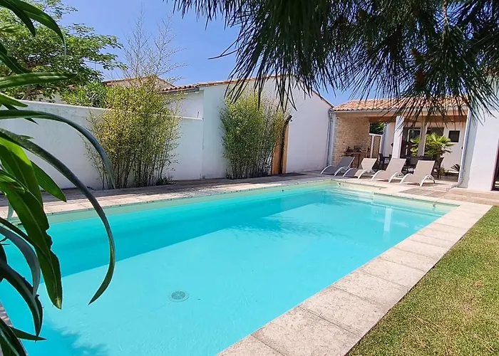 Superbe Avec Piscine Chauffée à Proximité Du Centre Village